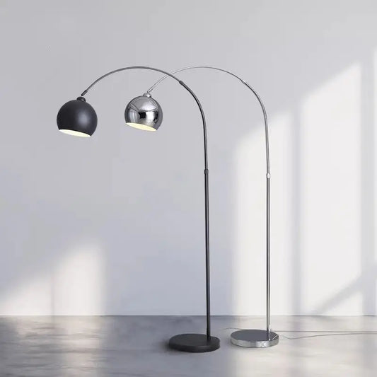Verstellbare Bogen-Stehlampe aus Metall mit E27-Fassung