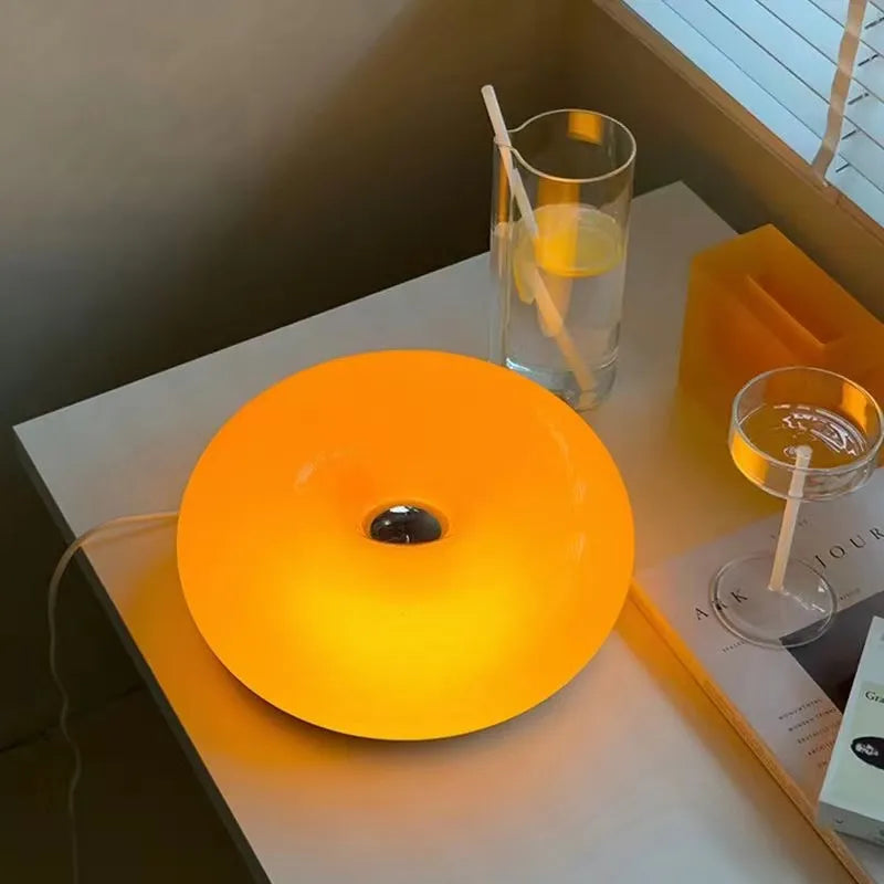 Moderne Schreibtischlampe mit verstellbarem Lampenschirm