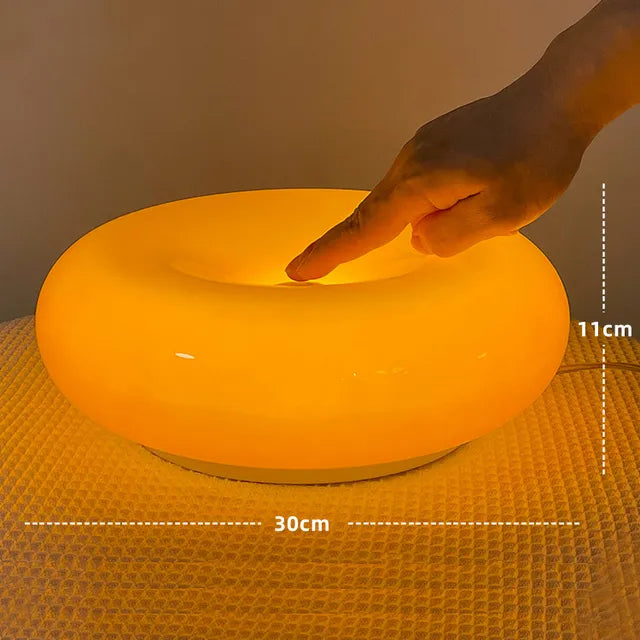 Moderne Schreibtischlampe mit verstellbarem Lampenschirm