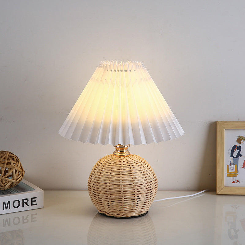 Rattan-Tischleuchte mit geplissiertem Lampenschirm