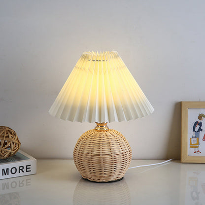 Rattan-Tischleuchte mit geplissiertem Lampenschirm