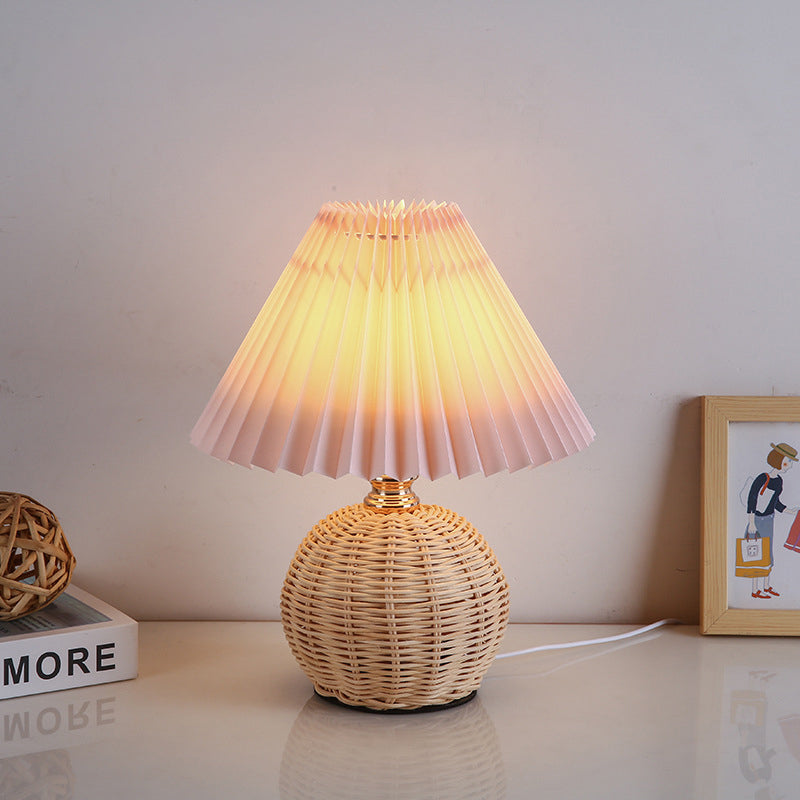 Rattan-Tischleuchte mit geplissiertem Lampenschirm