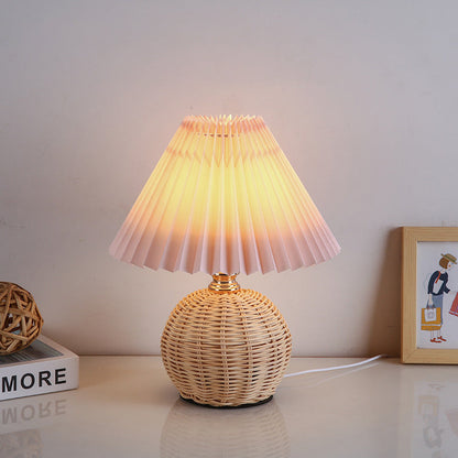 Rattan-Tischleuchte mit geplissiertem Lampenschirm