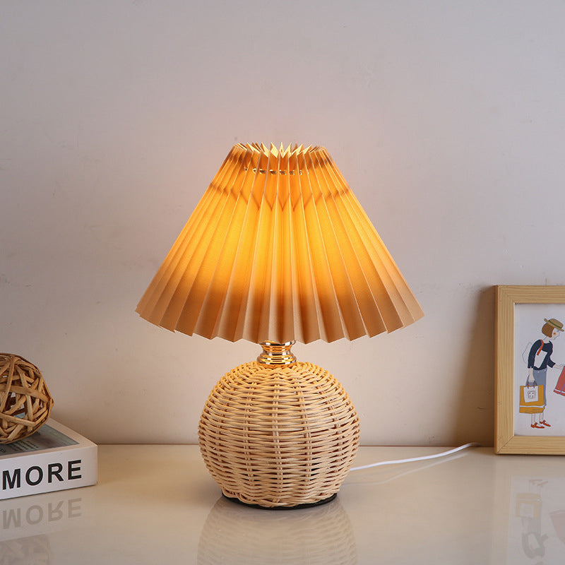 Rattan-Tischleuchte mit geplissiertem Lampenschirm