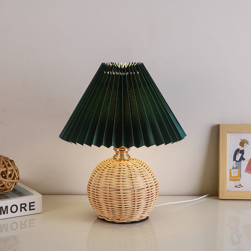 Rattan-Tischleuchte mit geplissiertem Lampenschirm