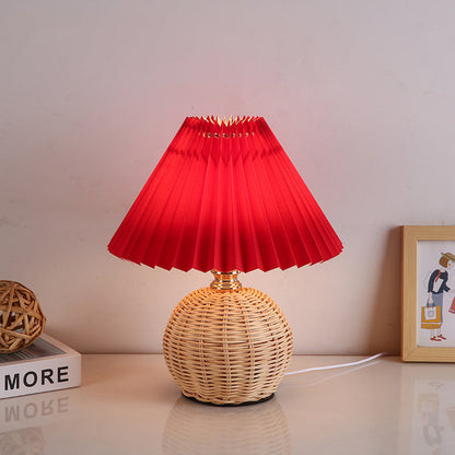 Rattan-Tischleuchte mit geplissiertem Lampenschirm