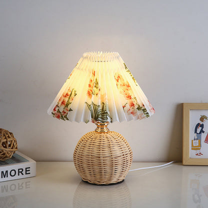 Rattan-Tischleuchte mit geplissiertem Lampenschirm