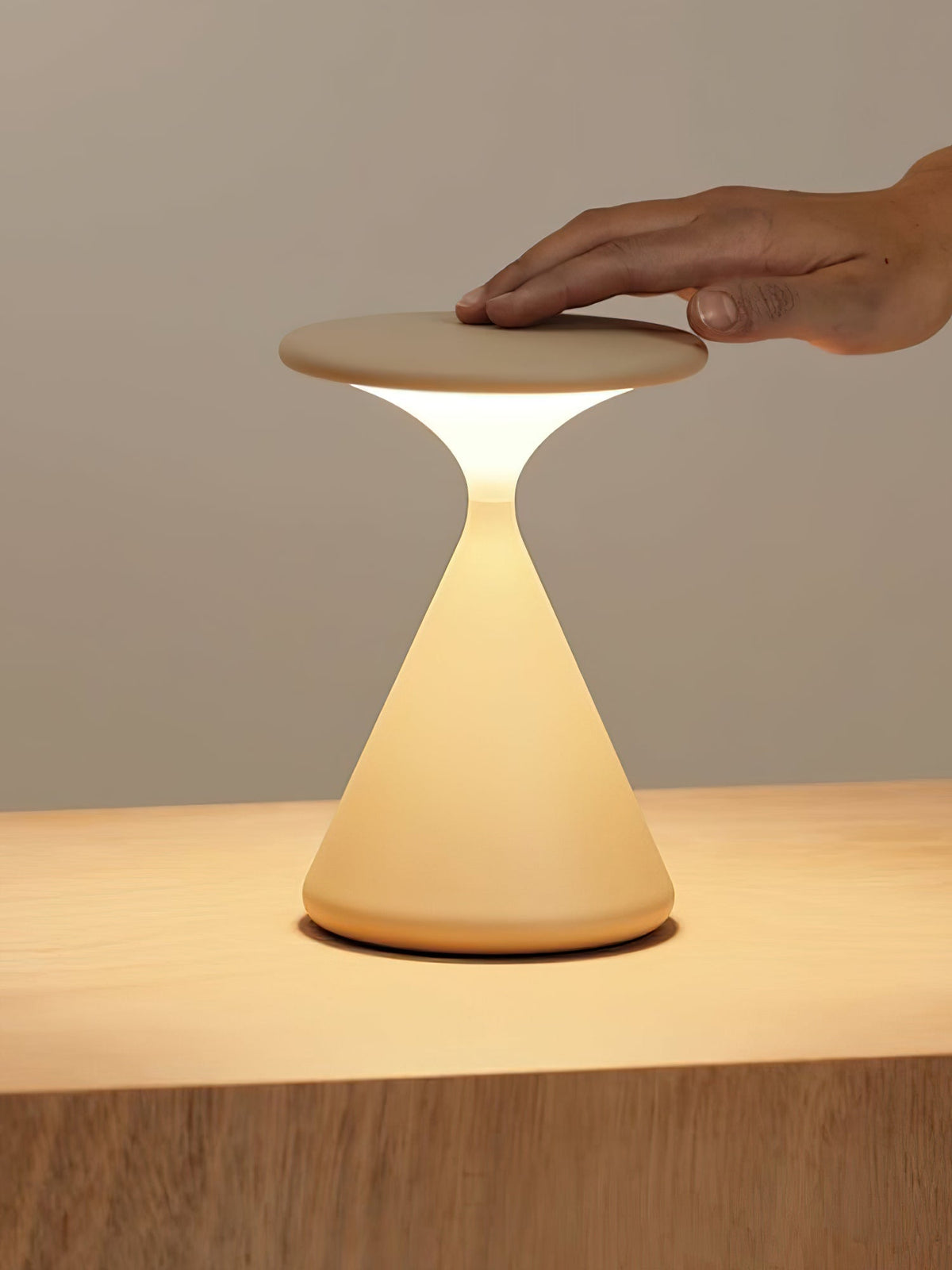 Kabellose LED-Tischleuchte mit Touch-Bedienung und Akku