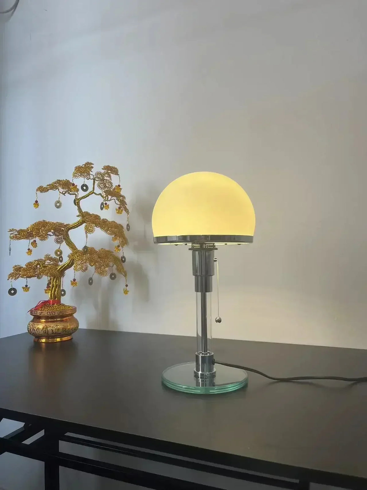Bauhaus-Tischleuchte mit Glaskugel und Chromfuß