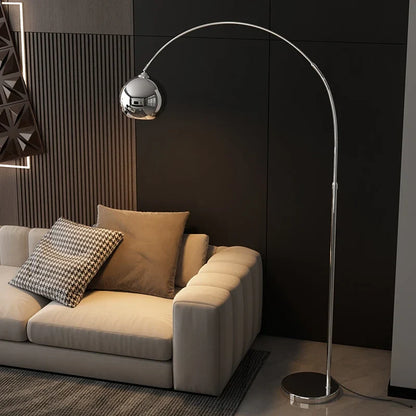 Verstellbare Bogen-Stehlampe aus Metall mit E27-Fassung