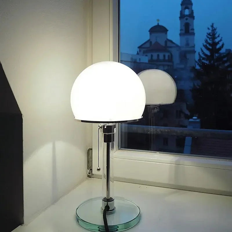 Bauhaus-Tischleuchte mit Glaskugel und Chromfuß