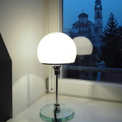 Bauhaus-Tischleuchte mit Glaskugel und Chromfuß