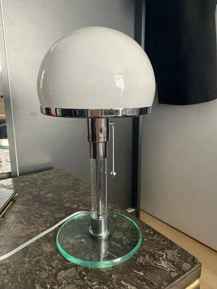 Bauhaus-Tischleuchte mit Glaskugel und Chromfuß