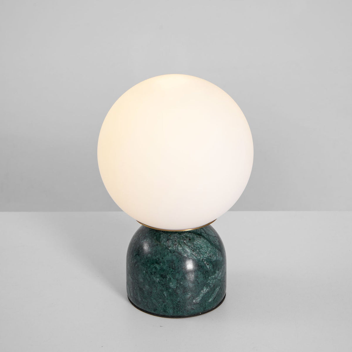 Marmor-Tischleuchte mit Glaskugel