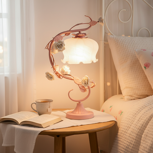 Romantische Tischlampe mit handgemachten Porzellanrosen