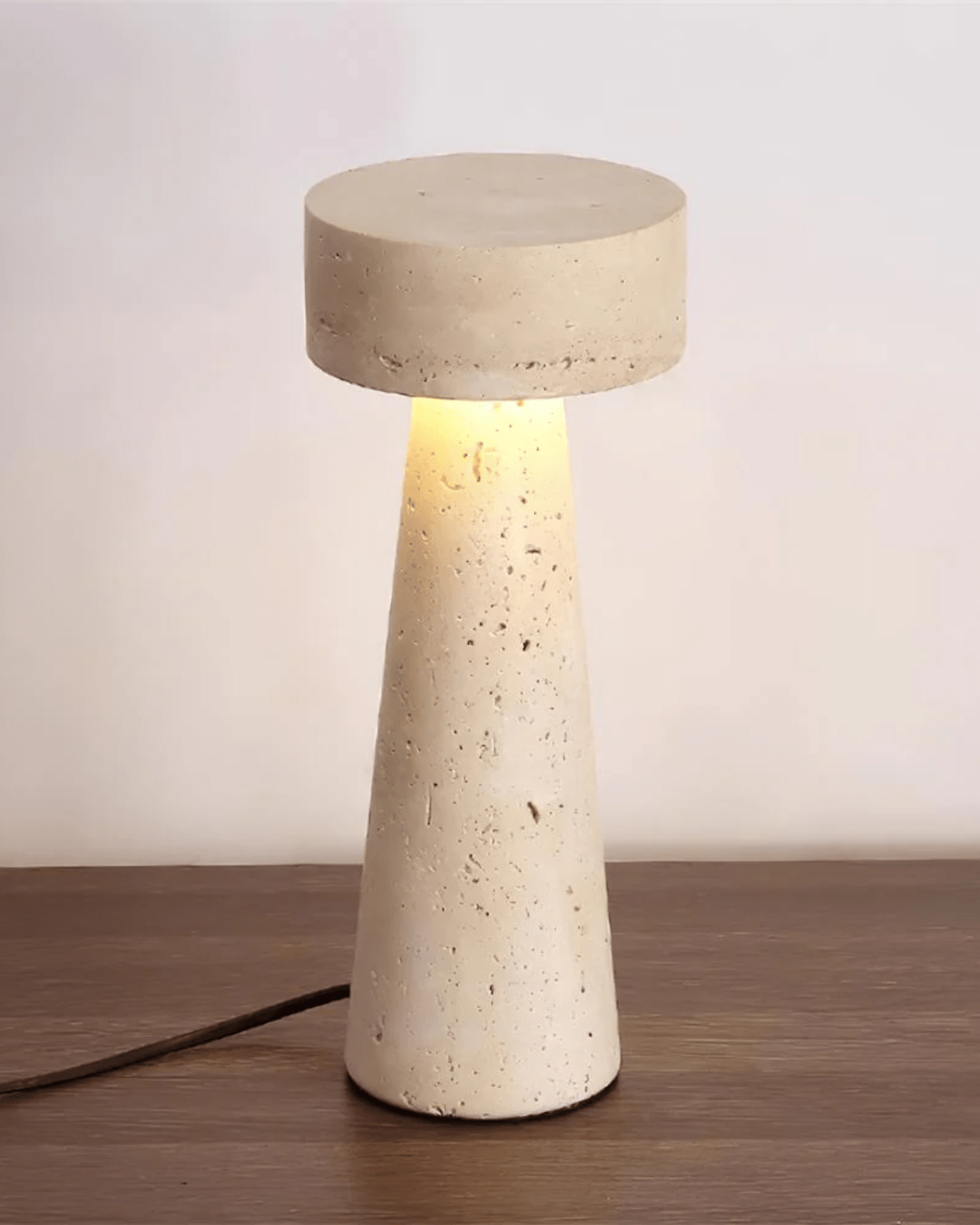 Travertin-Tischleuchte aus Naturstein mit Säulendesign