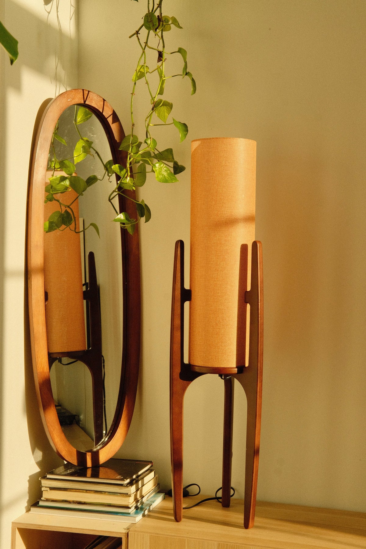 Zen Stehlampe mit Leinenschirm und Holzgestell
