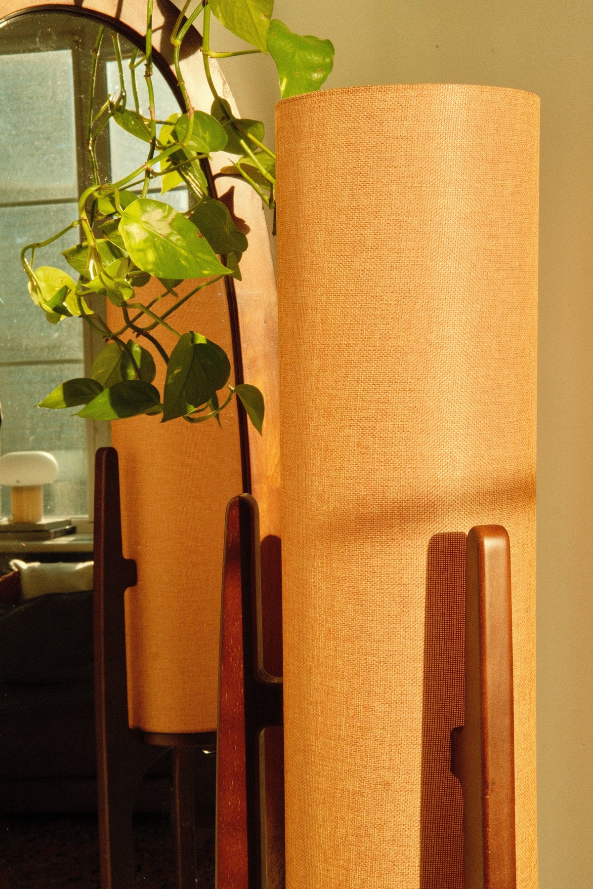 Zen Stehlampe mit Leinenschirm und Holzgestell