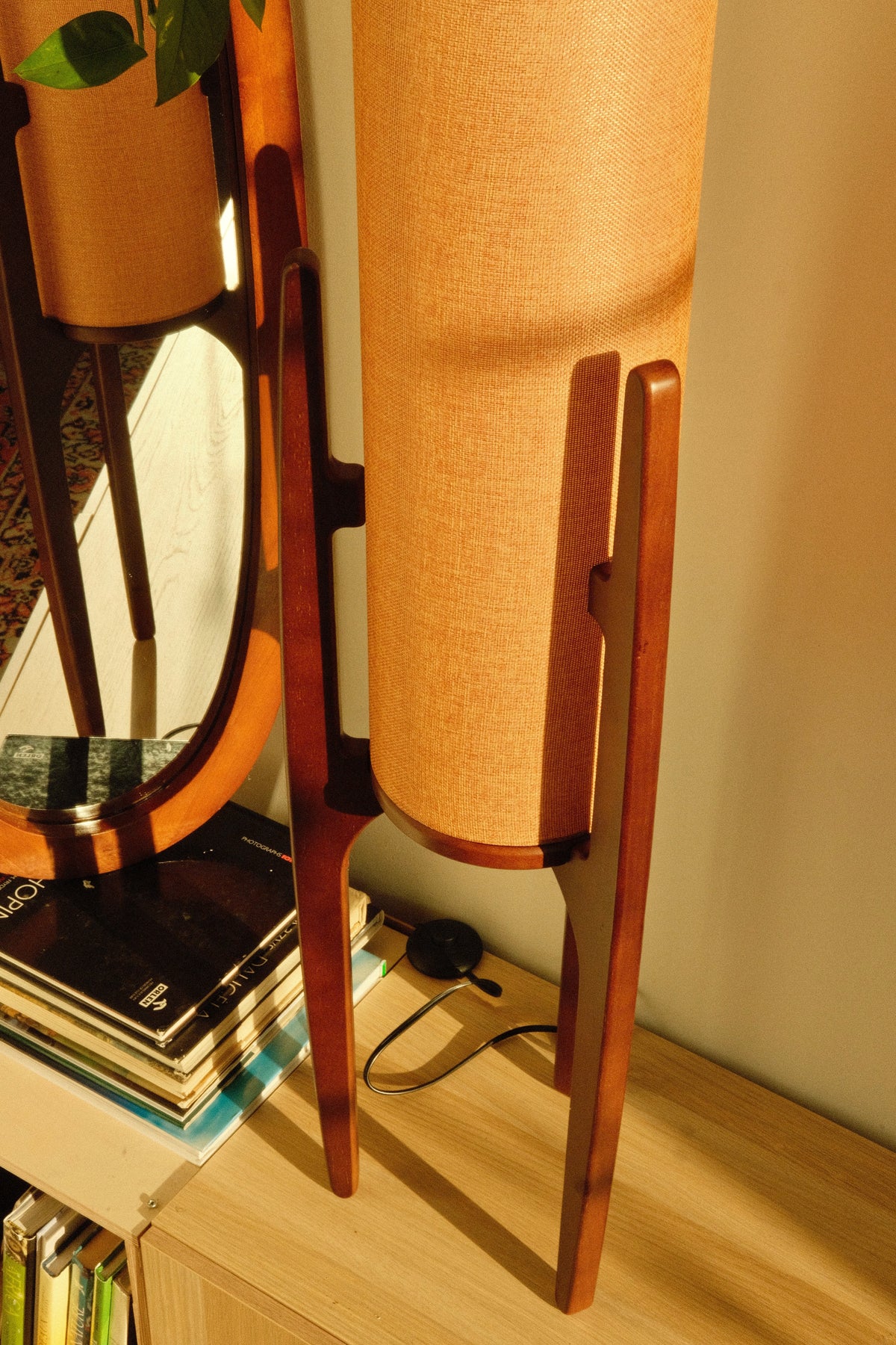 Zen Stehlampe mit Leinenschirm und Holzgestell