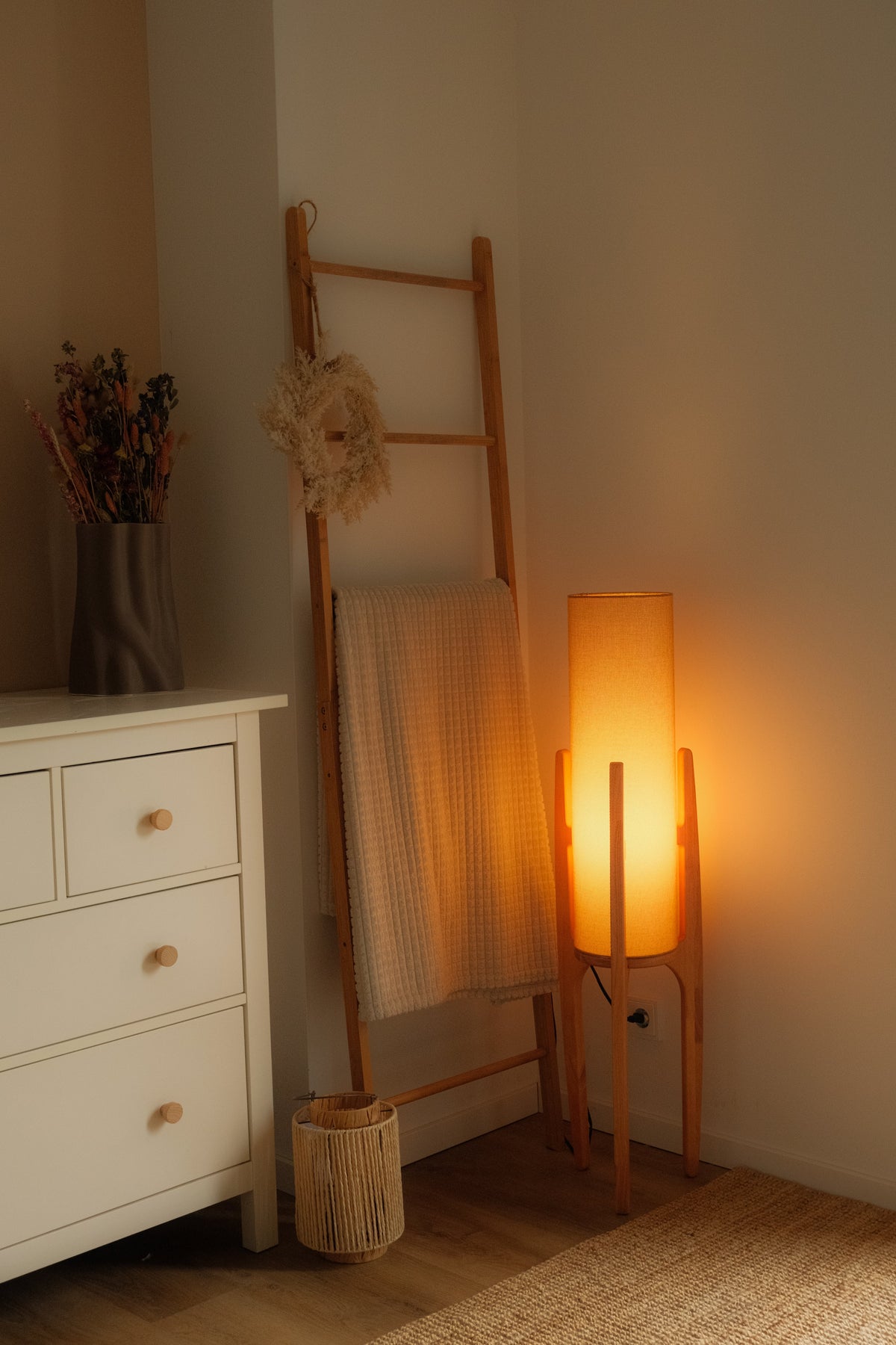Zen Stehlampe mit Leinenschirm und Holzgestell