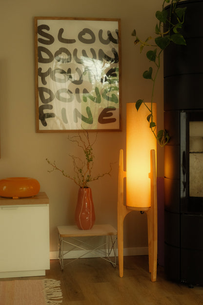 Zen Stehlampe mit Leinenschirm und Holzgestell