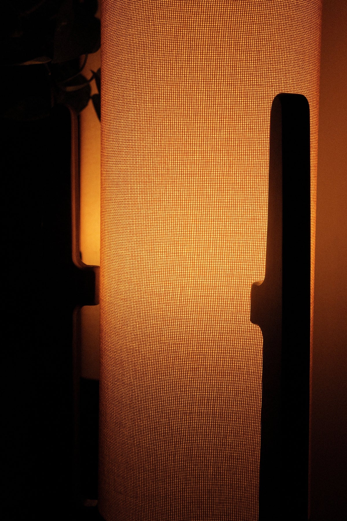 Zen Stehlampe mit Leinenschirm und Holzgestell