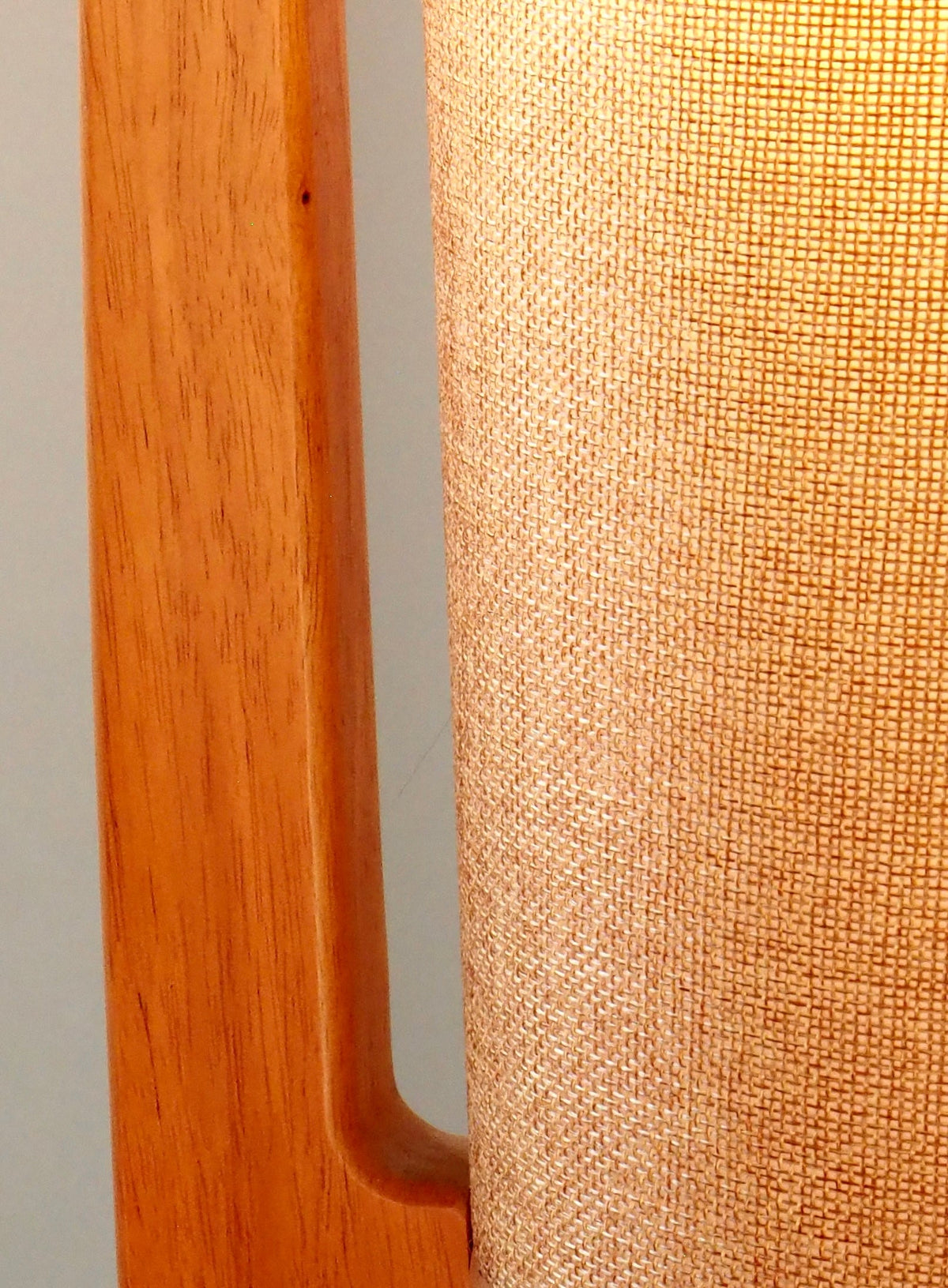 Zen Stehlampe mit Leinenschirm und Holzgestell