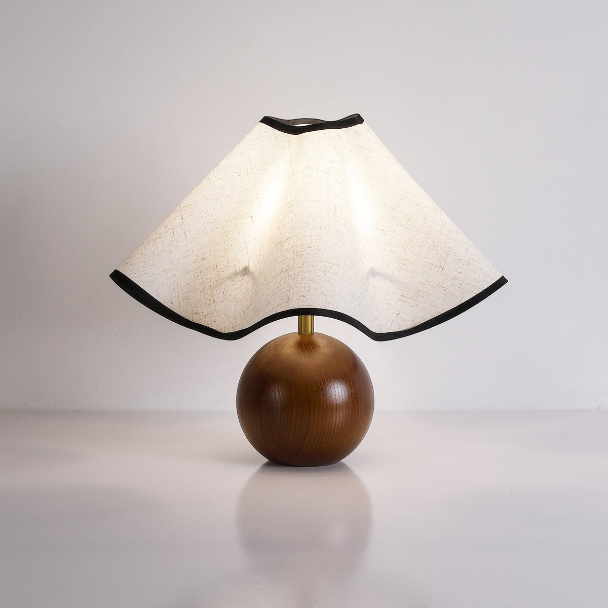 Tischleuchte mit gewelltem Stoffschirm und Holzfuß