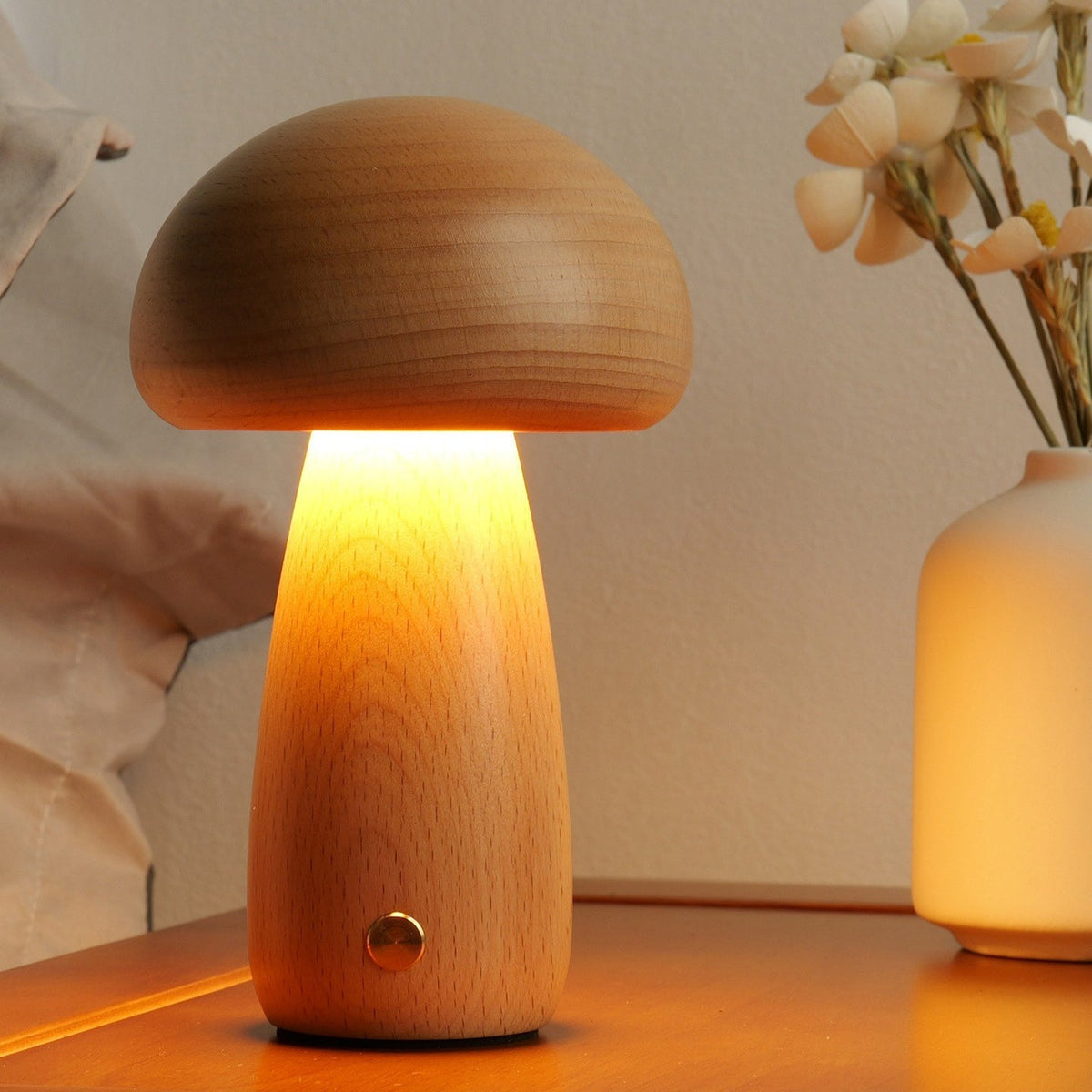 Pilz-Tischleuchte aus Holz mit Touch-Dimmfunktion