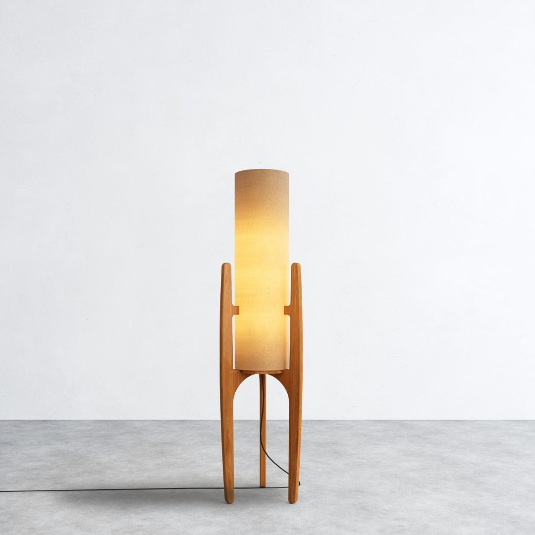 Zen Stehlampe mit Leinenschirm und Holzgestell