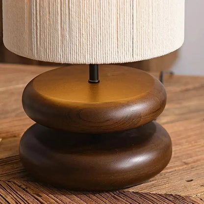 Tischleuchte aus Holz mit Textilschirm