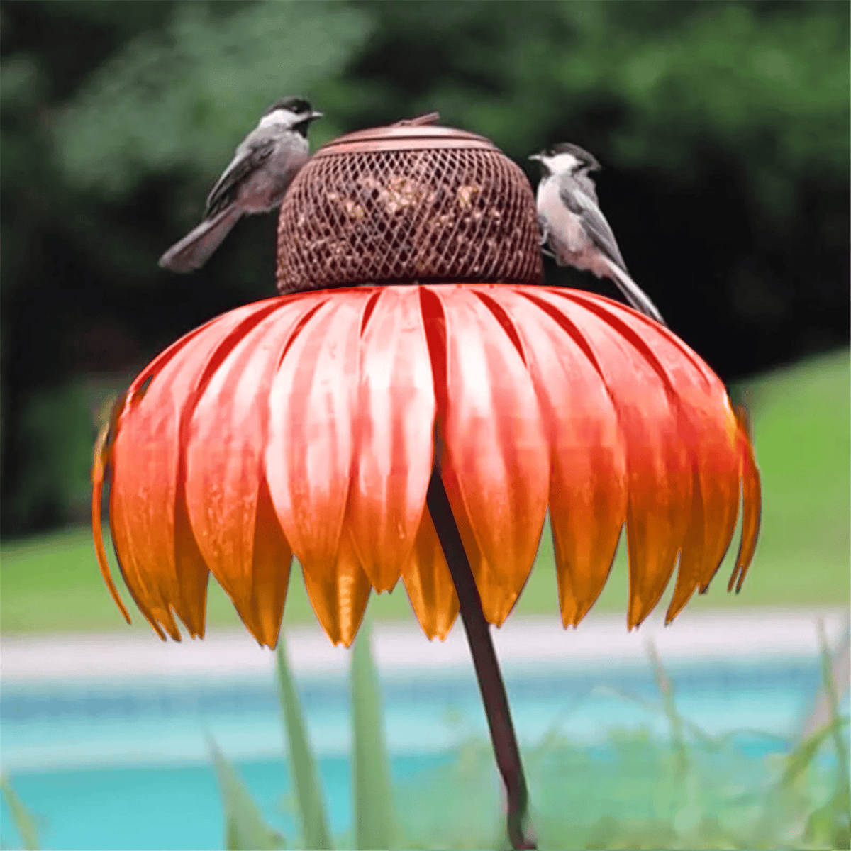 Metallen-Vogelfutterhaus auf Standfuß mit Blumendesign