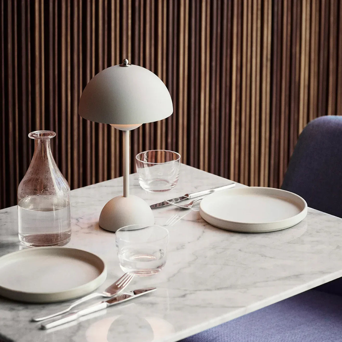 Dimmbare Designer-Tischleuchte aus Metall im Blüten-Design