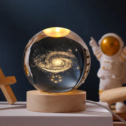 3D-Kristallkugel mit LED-Holzsockel