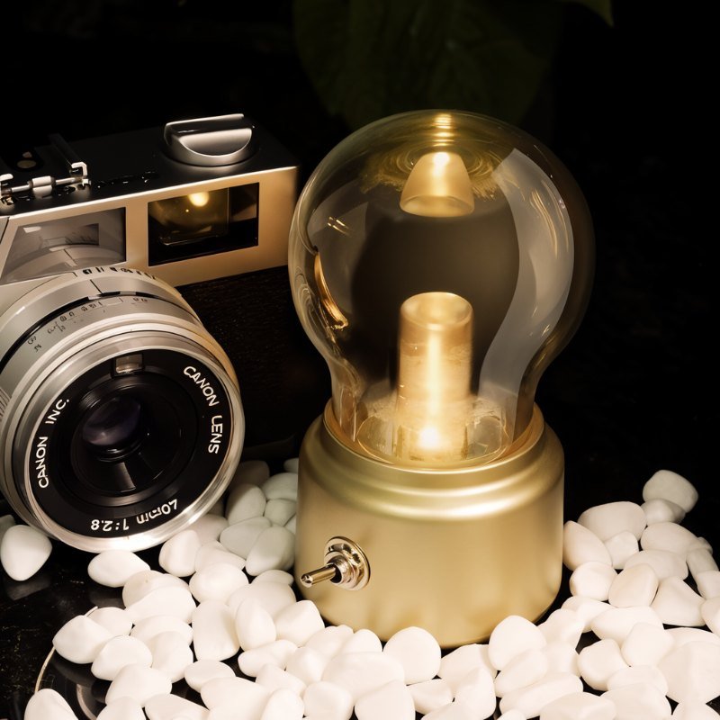 Vintage-Tischleuchte mit USB-Ladefunktion und Glas-Lampenschirm