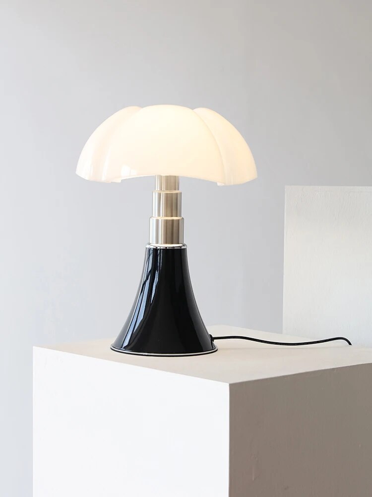 Design-Tischleuchte in Blumenform mit Dimmbarer LED-Beleuchtung