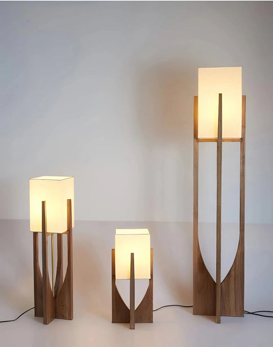 Japandi-Stehleuchte aus Massivholz mit Lampenschirm aus Pergamentpapier
