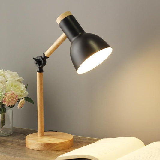 Skandinavische Schreibtischlampe mit Holzsockel und verstellbarem Metallschirm