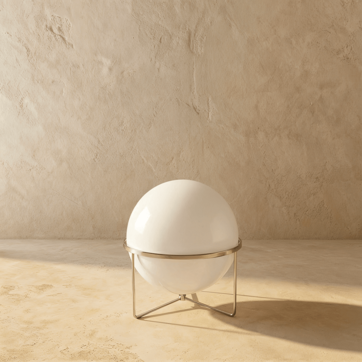 Minimalistische Stehlampe aus massivem Stahl mit stabiler Basis