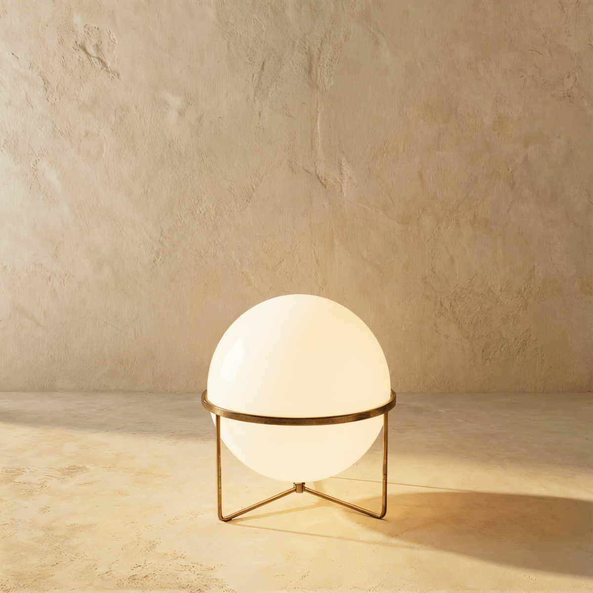 Minimalistische Stehlampe aus massivem Stahl mit stabiler Basis