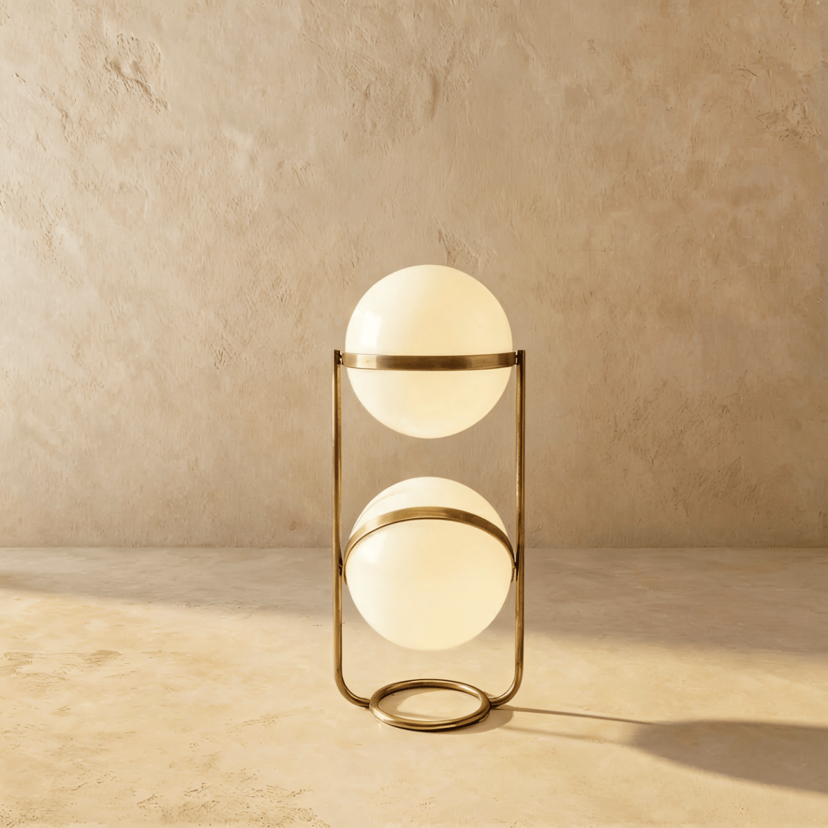 Minimalistische Stehlampe aus massivem Stahl mit stabiler Basis