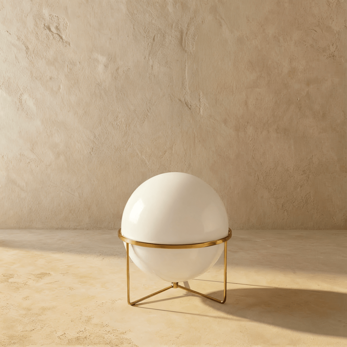 Minimalistische Stehlampe aus massivem Stahl mit stabiler Basis