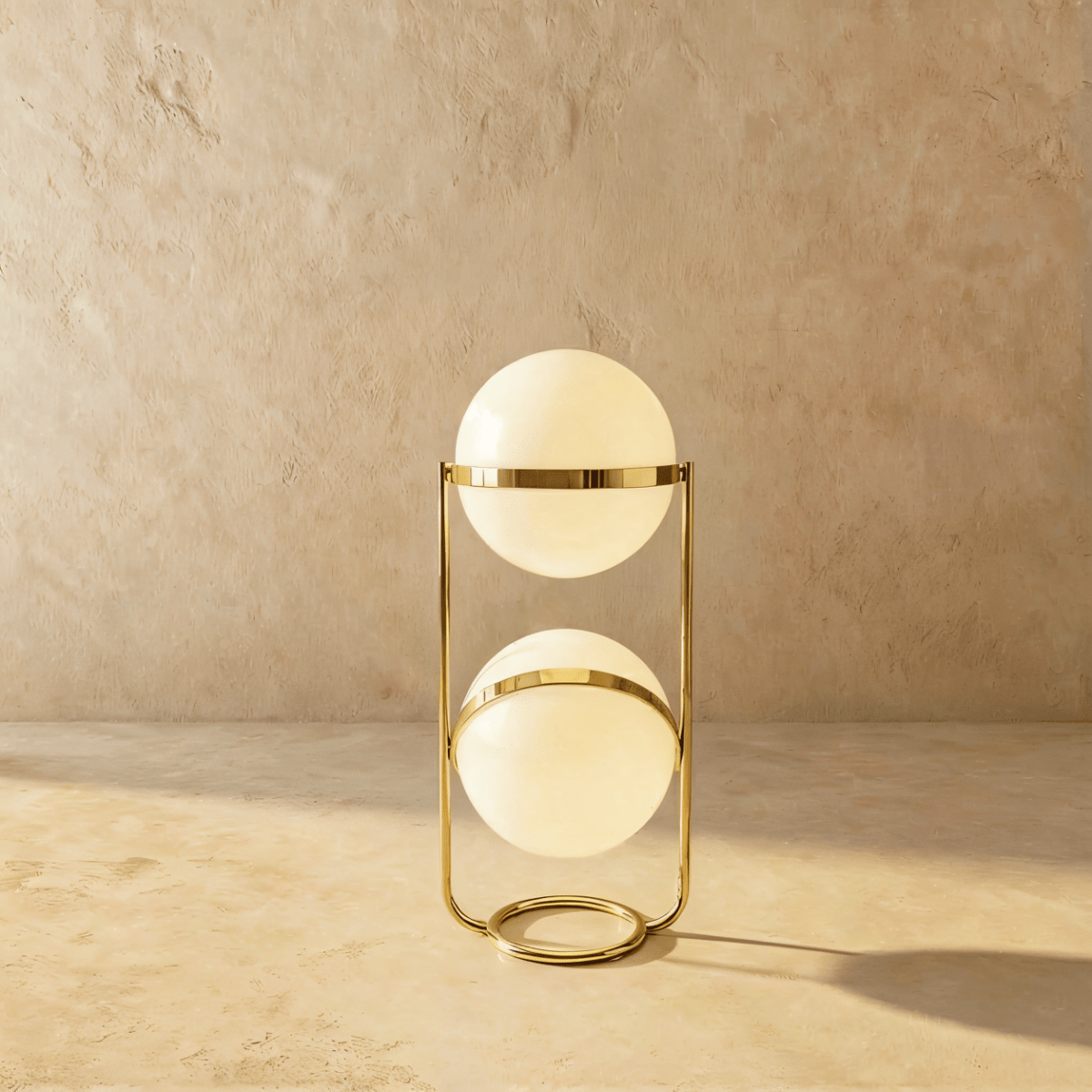 Minimalistische Stehlampe aus massivem Stahl mit stabiler Basis