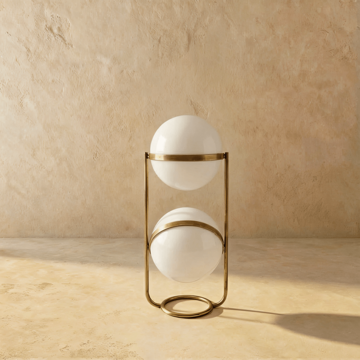 Minimalistische Stehlampe aus massivem Stahl mit stabiler Basis