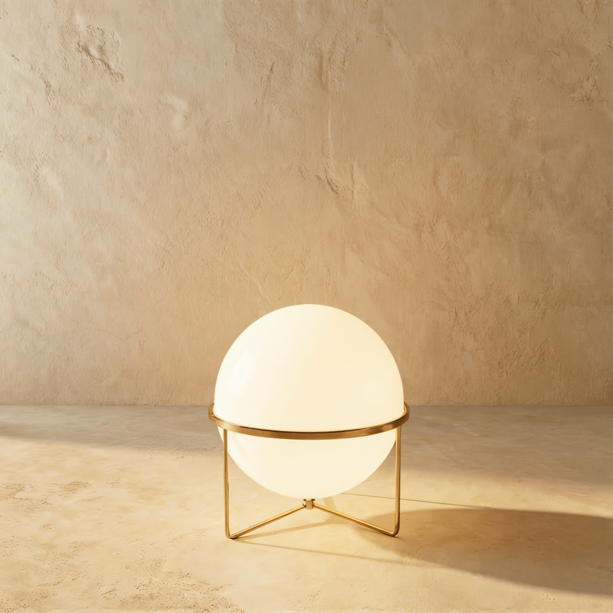 Minimalistische Stehlampe aus massivem Stahl mit stabiler Basis