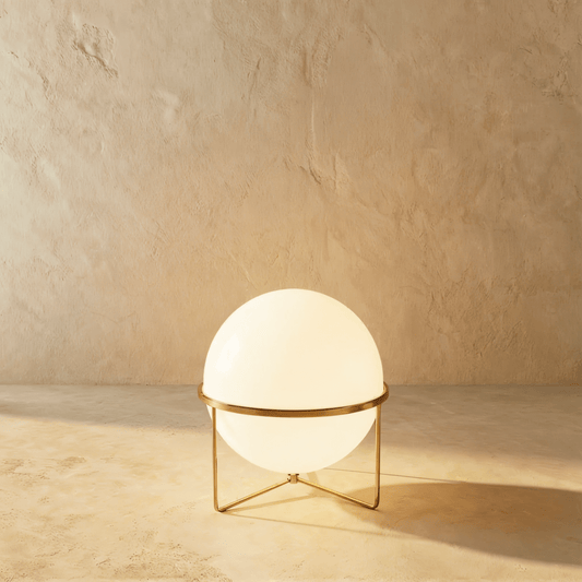 Minimalistische Stehlampe aus massivem Stahl mit stabiler Basis