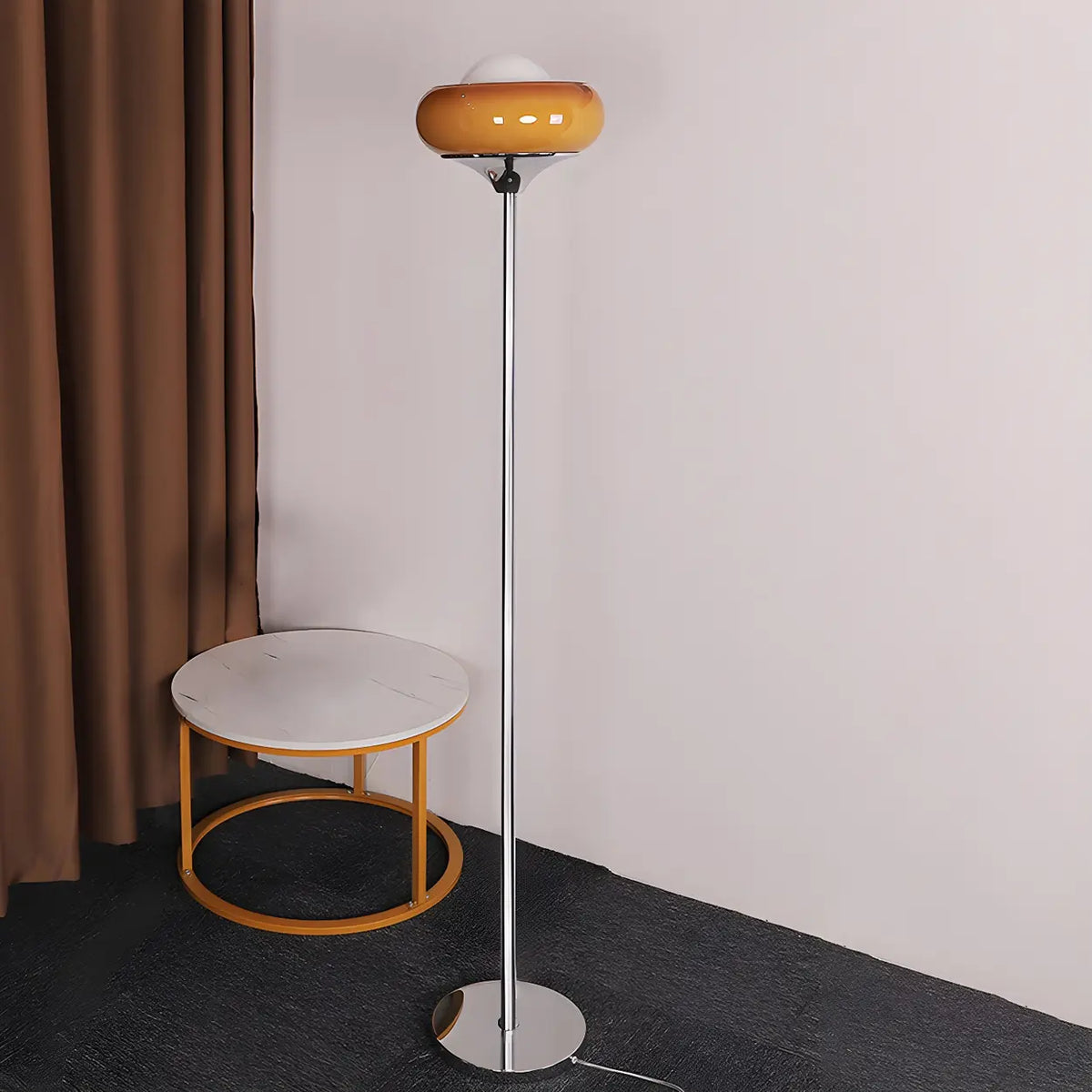 Retro-Bogenstehlampe aus Glas mit E27-Fassung Gelb