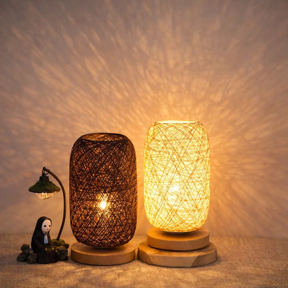 Skandinavische Tischlampe mit Rattan und Holzfuß