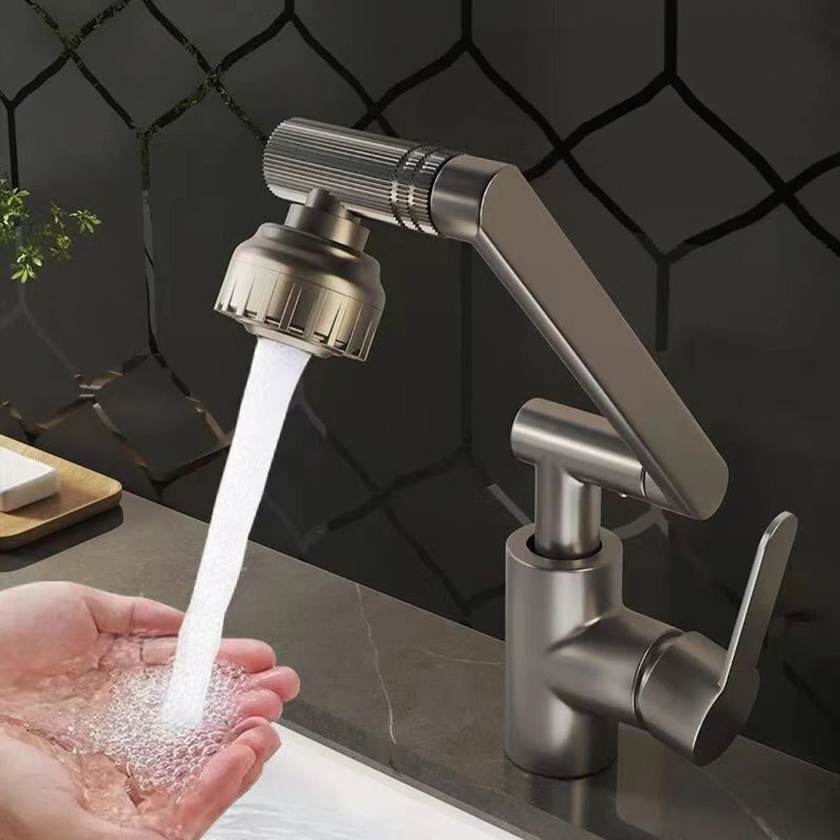 Flexible Küchenarmatur mit schwenkbarem Brausekopf